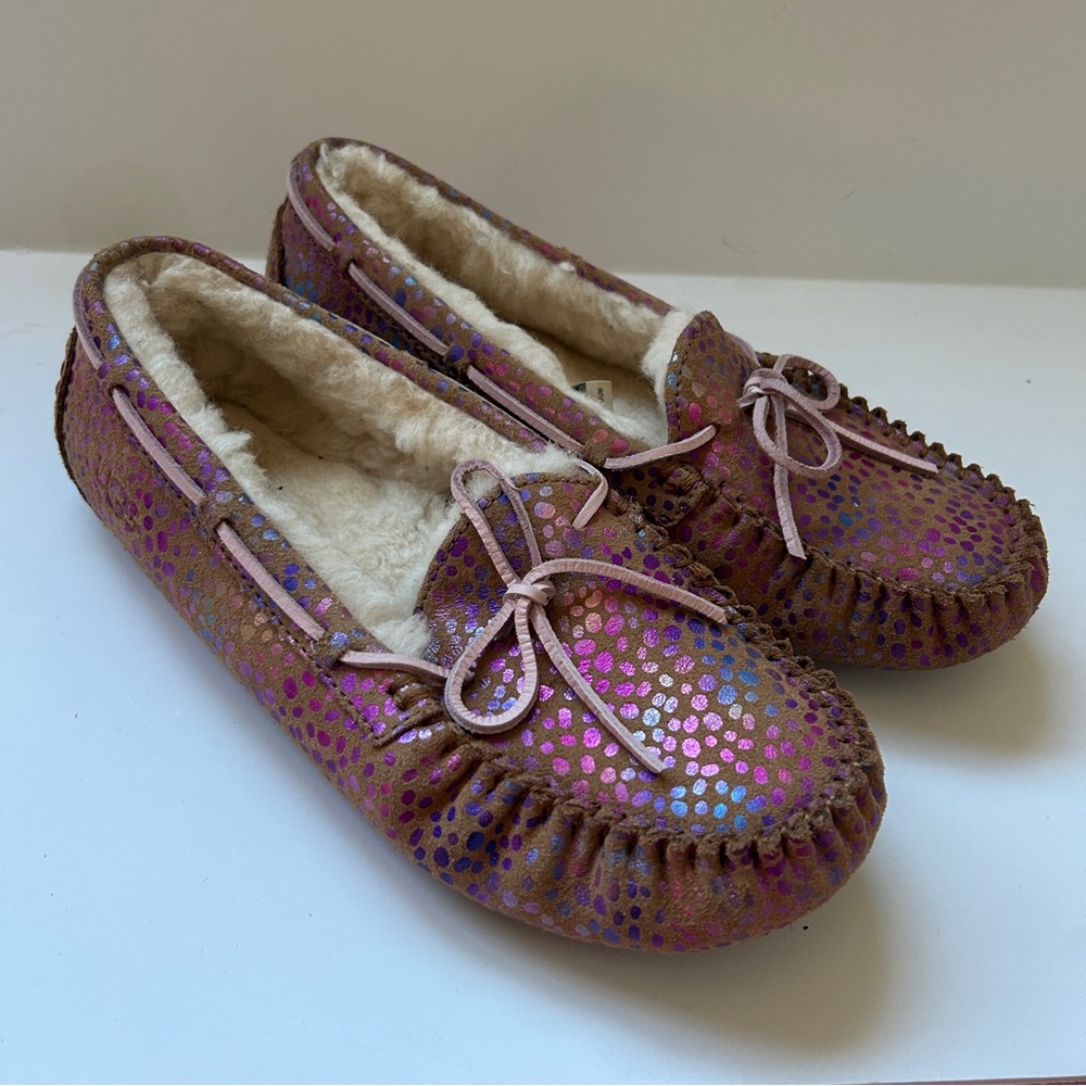 Big Kid Size 5 UGG Dakota Iridescent Rainbow Spots Moccasins